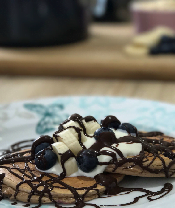 BANANA AND BLUEBERRY PROTEIN PANCAKES